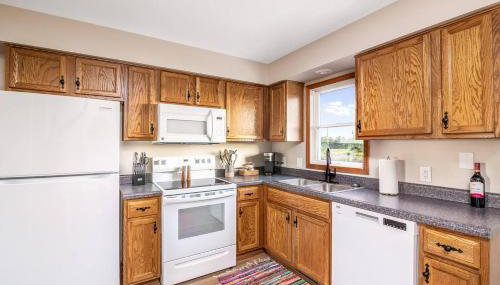 Boho Cleveland Bungalow - Sun-Drenched 2BR with Deck - Foto 4