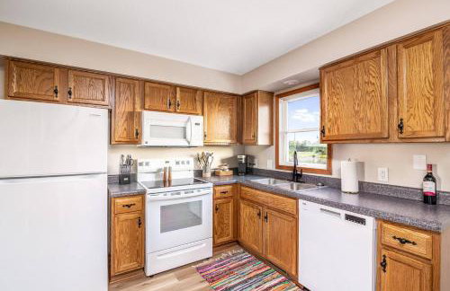 Boho Cleveland Bungalow - Sun-Drenched 2BR with Deck - Foto 4