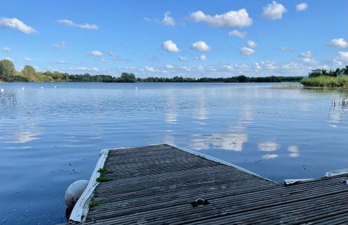 Cosy Cotswold Lodge by Your Home Here - ideal for families, log-burner, spa, private parking, EV Hookup included and heated swimming pools - Foto 40