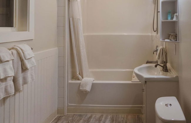 Barefoot Villas Cabin 1 Beaver w/ Hot tub - Photo 15