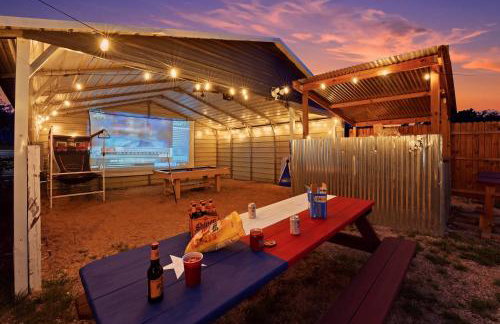 Game Barn, Cowboy Pool, 17ft Movie Screen - sleeps 10 - Photo 6