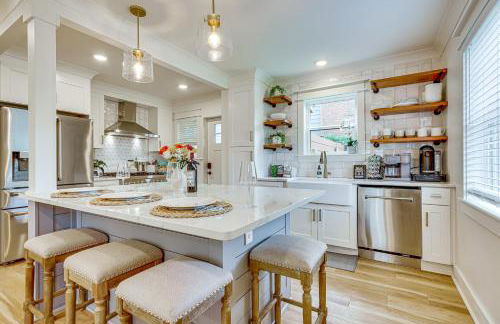 Dtwn Retreat with Game Room! Walk to Hampton Park - Foto 7