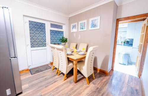 4BR 2Bath Home -Hot Tub, Free Parking & Games Room - Foto 8