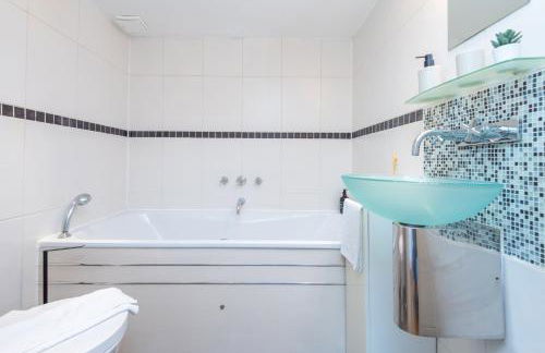 Bright and Spacious 3BDR Loft by Tooting Broadway - Photo 23