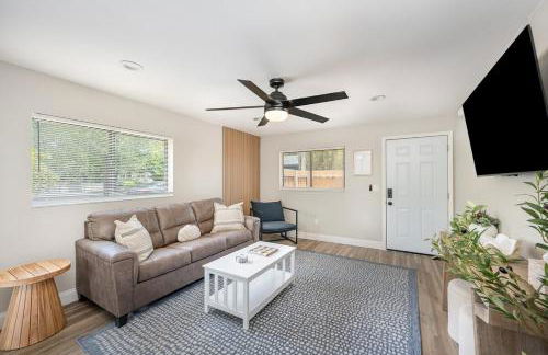 Beachside Bungalow- 2 minutes from the beach! - Foto 6