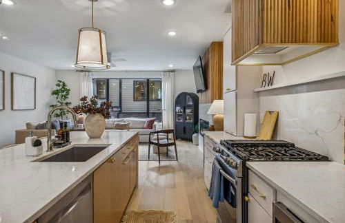 Modern Multi-Level Retreat with Rooftop Hot Tub - Foto 18