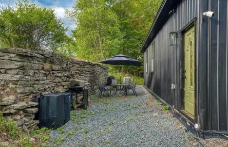 Chic Renovated Chalet with Private Pond - Foto 19