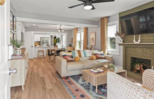 Urban Flamingo Retreat Modern Meets Tropical in this Beautiful, Updated Pet Friendly 3BD Pool Home with Outdoor Living Space - Foto 49