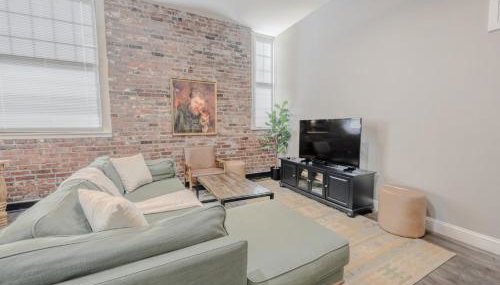 Lavishly Designed Home With Office Close to T - Photo 2