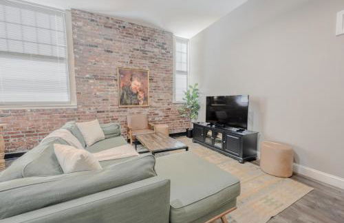 Lavishly Designed Home With Office Close to T - Photo 2