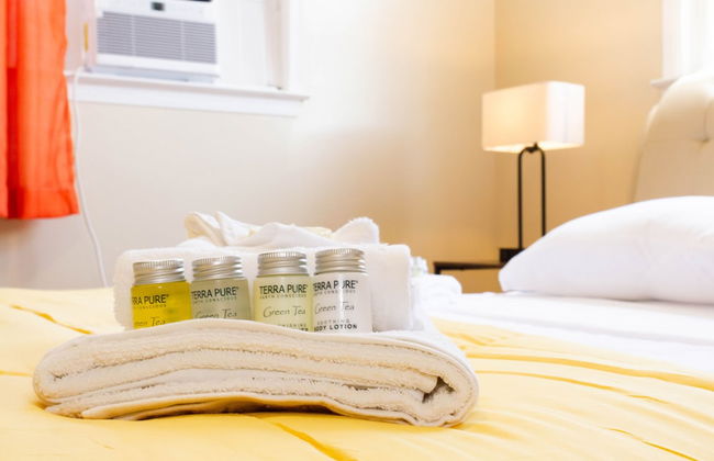 Cheerful & Beautiful 3-Bedroom Ranch - Photo 23