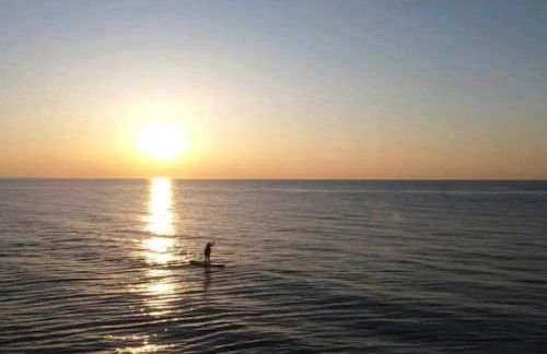 Modern Coastal 2 Bedroom Home to Relax and Unwind - Foto 33