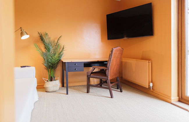 Charming 3BD Cotswolds Family Retreat - Photo 26