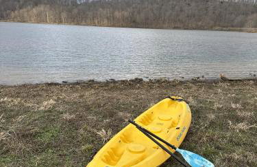 New, modern cabin with private lake and hiking - Foto 11