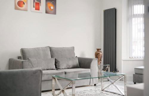 Stylish Home With Free Parking And Easy City Access - Photo 13