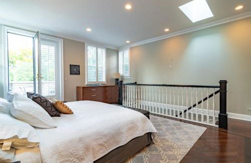 Luxurious Gold Coast 4BR 4-Story Villa with Parking Sleeps 12 Guests - Photo 35