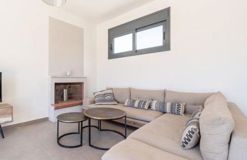 Villa & Stone House with Pool, 10 Mins to Skala Eressos Beach - Foto 31