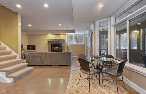 Woodshores Retreat - cozy retreat, hot tub, Lk MI - Photo 31