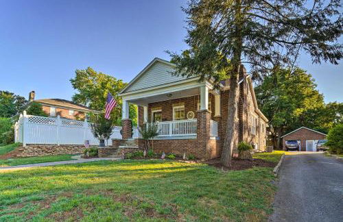 Modern, Sun-Lit Retreat with Fire Pit and Yard! - Foto 3
