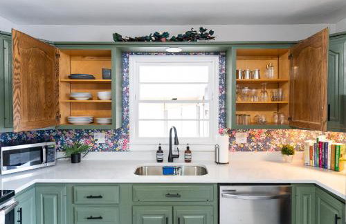 5 Bedroom 2 & 1 half Bath Group Stay Fun Design in Quiet Neighborhood - Foto 6