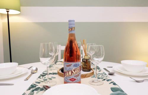 large 2 bed central apartment with balcony and private parking - Foto 24