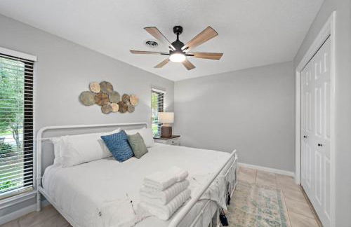 Waterfront oasis with private pool, game room, fire pit and volleyball court - Foto 44