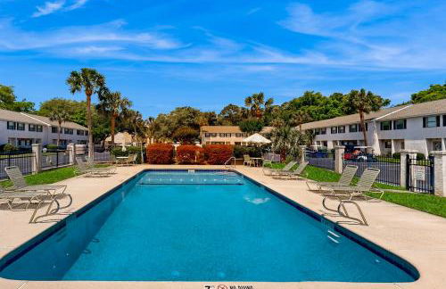 Inviting condo with an outdoor pool, washer/dryer, & AC - near the beach - Foto 19