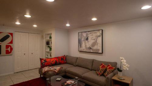 Spacious furnished in-law apartment with private deck and patio close to Light Rail - Foto 2