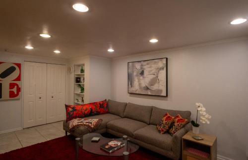 Spacious furnished in-law apartment with private deck and patio close to Light Rail - Foto 2