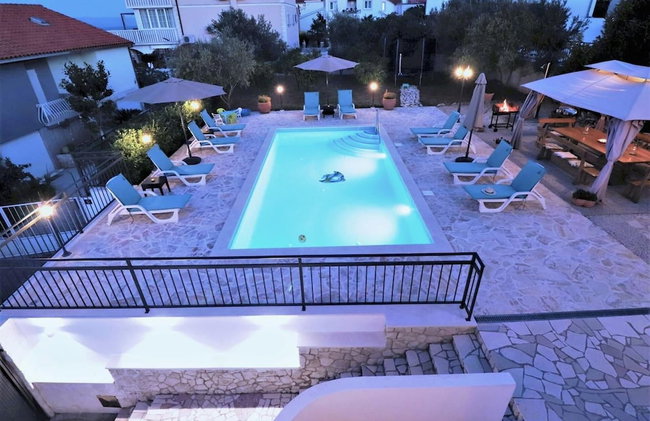 Villa Mendula Trogir - Luxury villa by the beach - heated pool - lush green garden - Photo 43