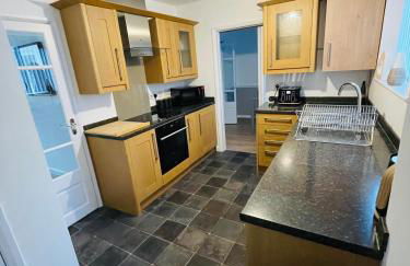 Wolverhampton 3-Bed Home Garden 4 Beds Parking for 2 Vans Ideal for Contractors, NHS & Long Stays Near M6, Walsall & City Centre - Foto 8