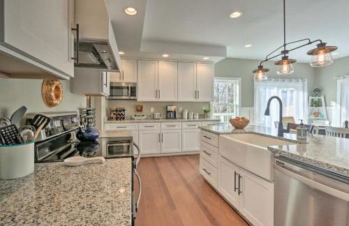 Morrisonville Manor with Fire Pit and Hot Tub! - Foto 8