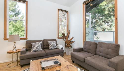 Stunning 2-Bedroom Home near Downtown Culver - Photo 4