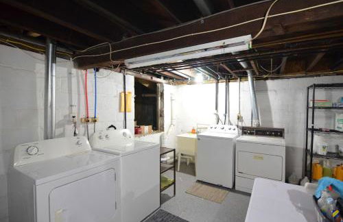 Spacious Home with Parking, Laundry - Near RU, RWJ, NJ Transit - Foto 70