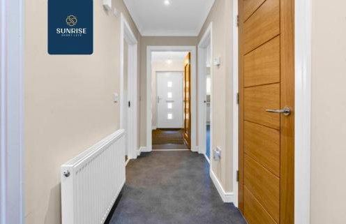 L1 - INVOICE and REDUCED PRICE only via SUNRISE SHORT LETS DUNDEE, Large 4 Bedroom House with 6 Beds and 3 bathrooms, TVs in each room, Free Parking, Fully Equipped, Local Amenities, Easy Ring Road Access, Special Rates and ONLY 9 Mins to STANNERGATE Port - Foto 19
