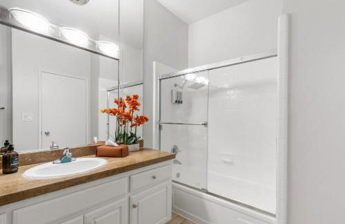 Beverly Hills 2 bed 2 bath Penthouse with Den and Parking 414 - Photo 11