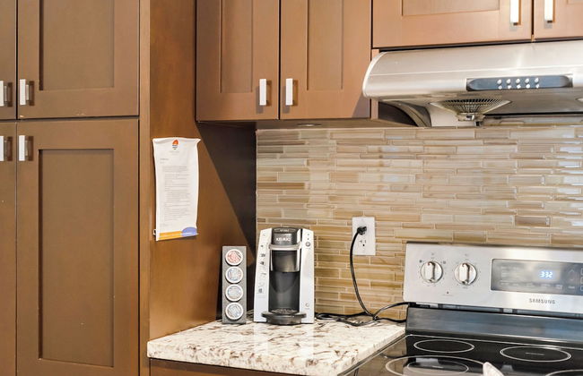 Elevated Escapes 2BR Suite Overlooking Lake - Foto 14