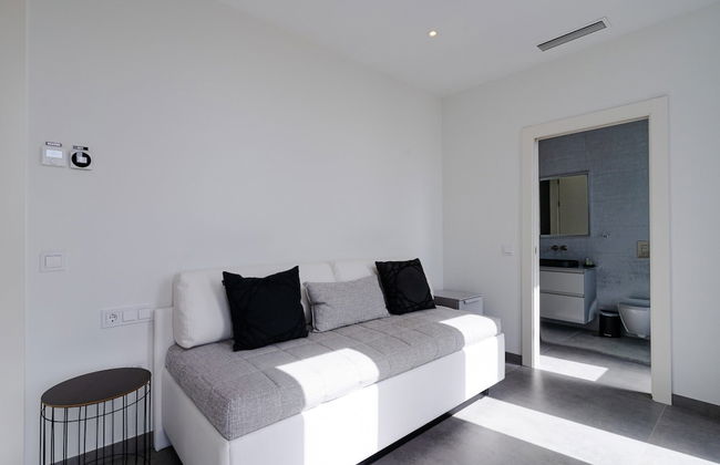 Villa in Marbella With Private Heated Pool - Photo 7