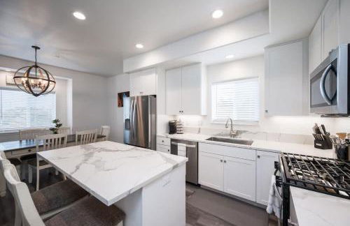 Game Room! Rooftop Deck! Sleeps 11 - Photo 3