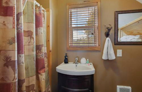 Rimfire Refuge by KABINO Hot Tub Fire Pit Sauna PS3 Grill WiFi Loft - Foto 26