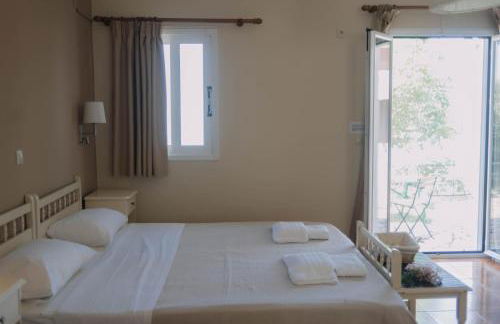 Lorraine's Cottage Style Studios, shared swimming pool and bbq only for guests at Simotata village - Photo 42