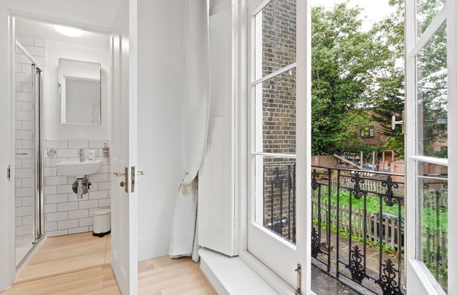 Refined, Light 1 Bed Apt w Balcony in Brixton - Foto 2