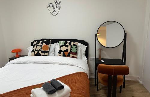 Stylish One Bedroom Apartment - Photo 13