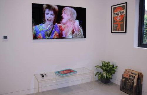 The Bowie is a David Bowie themed Smart House - Foto 5
