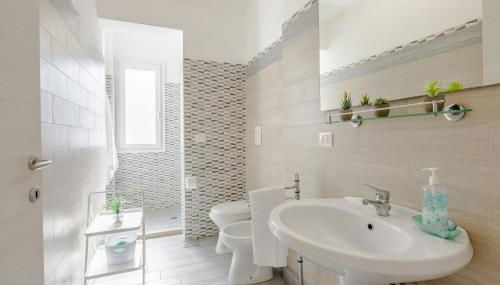 DELFINO - Ampio Appartamento a 40 metri dalla Spiaggia - Foto 5, towels, Shower