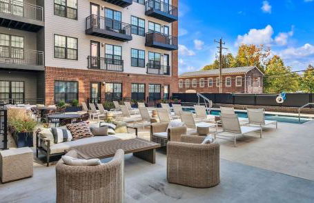 Cozy 1BR with Private Balcony, Gym, Pool & Workspace - Foto 31