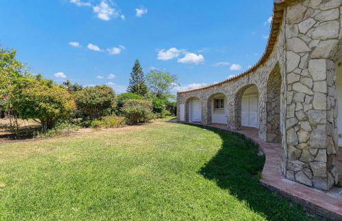 Golfinhos - MAGNIFICENT & SPACIOUS 5 BEDROOM VILLA - Foto 116