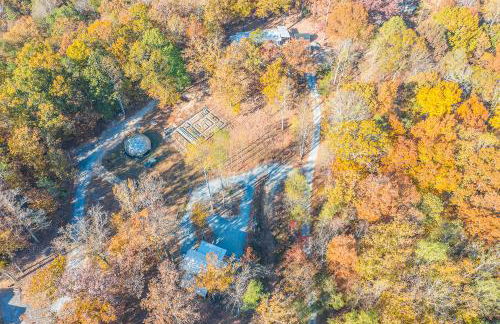 Cozy Cabin Retreat w/ Hot Tub & Nature Views - Foto 55