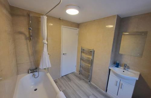 Central 5BR Retreat - Walk to Tube, Explore London - Photo 7