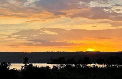 Rustic Chic Alabama Cabin w Loft Fire Pit Pet Friendly Fenced Yard Lake Guntersville - Lucky Lodge - Foto 2